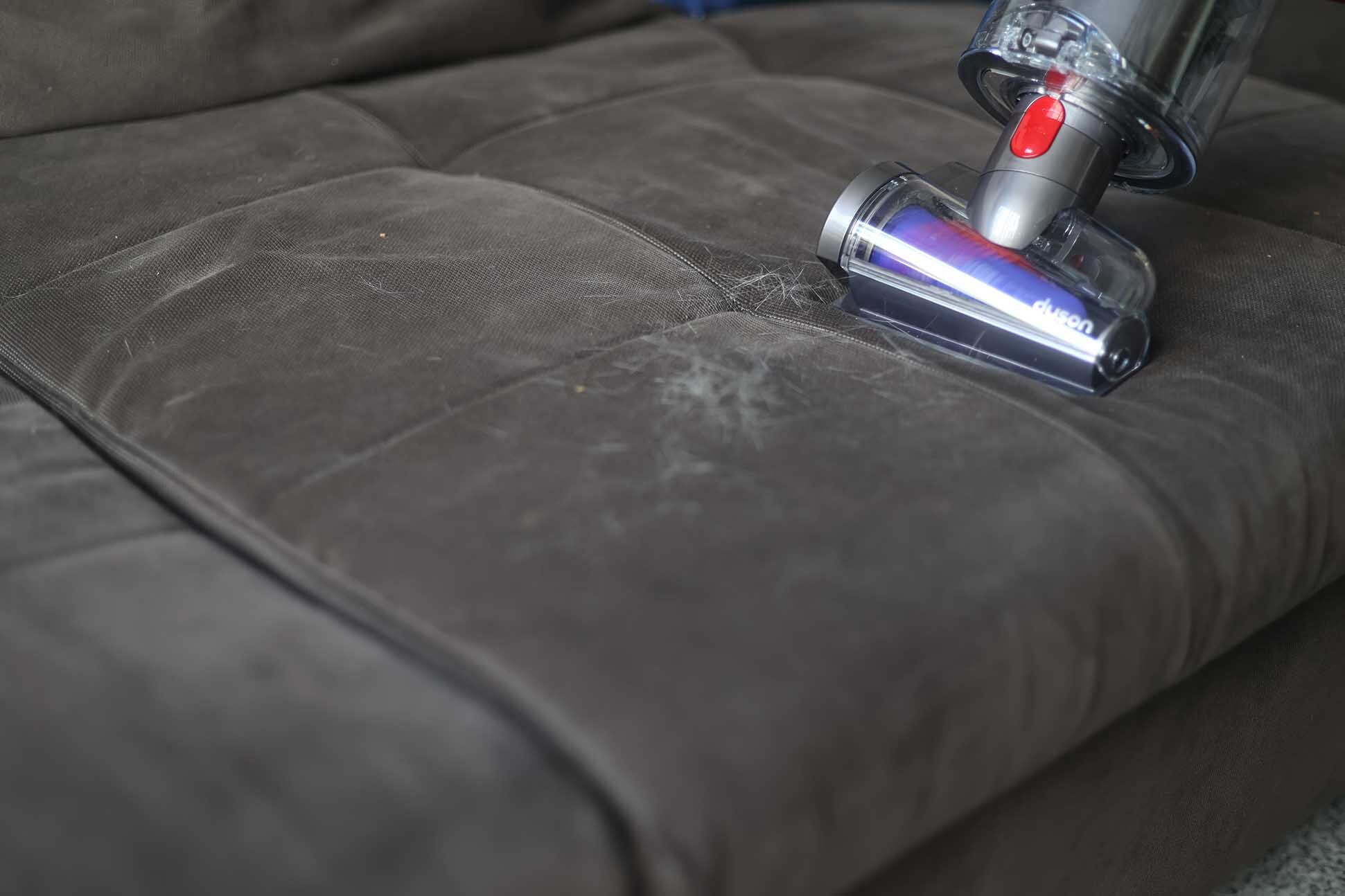 Dyson V15s Detect Submarine : mini brosse motorisée en action contre les poils d'animaux sur le canapé