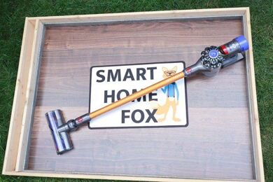 Dyson V8 очищает пол