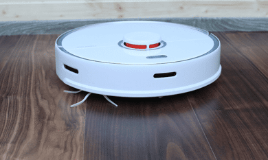 Roborock S5 Max стоит на полу